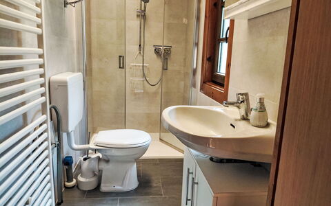 Geli: Toilleten Sitz, Badezimmer, Toilette, Armatur, Bad Sink, Sinken, Flooring, Interior Design, Fussboden, Zapfhahn