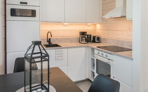 Kitkanvee 1: Küche, Küchengerät, Countertop, Interior Design, Flooring, Möbel, Holz, Major Appliance, Cabinetry, Light Fixture