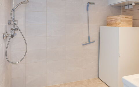 Kitkanvee 1: Flooring, Wand, Fussboden, Armatur, Badezimmer, Duschkopf, Interior Design, Fliese, Brausenstange, Dusche