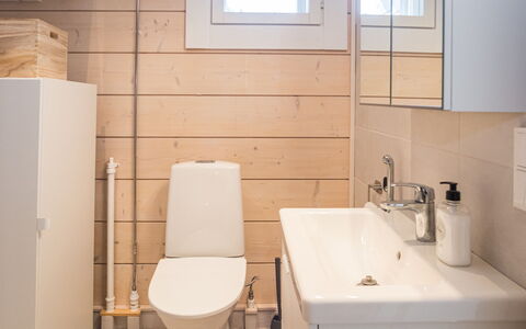 Kitkanvee 1: Toilleten Sitz, Flooring, Badezimmer, Toilette, Fussboden, Armatur, Wand, Interior Design, Holz, Sinken