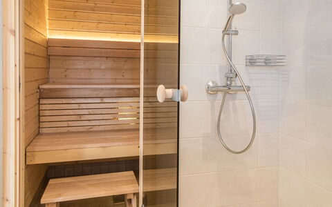Kitkanvee 1: Flooring, Holz, Fussboden, Interior Design, Armatur, Badezimmer, Installation, Dusche, Duschkopf, Fliese