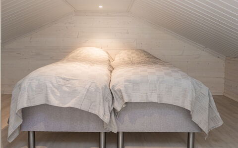 Kitkanvee 1: Decke, Schlafzimmer, Flooring, Fussboden, Bettrahmen, Bett, Bedding, Bettdecke, Light Fixture, Hartholz