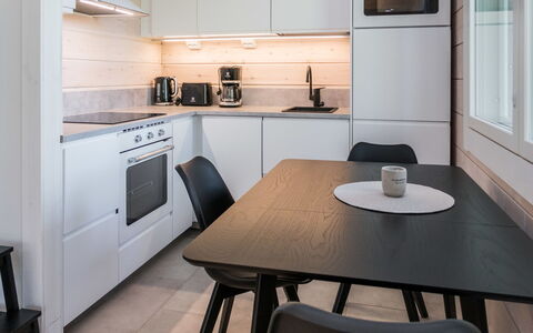 Kitkanvee 2: Küche, Küchengerät, Möbel, Countertop, Interior Design, Flooring, Holz, Major Appliance, Cabinetry, Fussboden