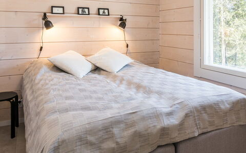 Kitkanvee 2: Holz, Schlafzimmer, Flooring, Fussboden, Interior Design, Bedding, Möbel, Bettdecke, Bett, Linens