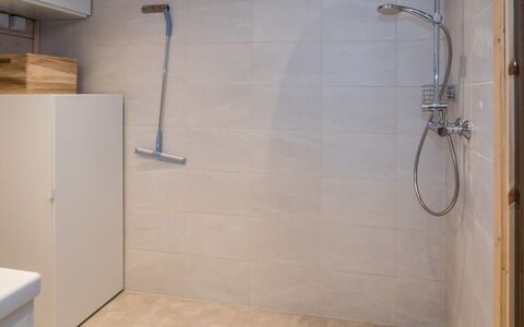 Kitkanvee 2: Flooring, Fussboden, Armatur, Duschkopf, Badezimmer, Interior Design, Brausenstange, Dusche, Installation, Fliese