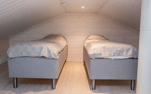 Kitkanvee 2: Fussboden, Schlafzimmer, Decke, Flooring, Bett, Bedding, Bettrahmen, Linens, Bettdecke, Holzbeize