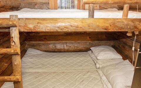 Hakojärven Kelomajat 2: Etagenbett, Holz, Schlafzimmer, Holzbeize, Fussboden, Bett, Hartholz, Bedding, Zimmer, Bettdecke