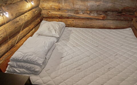 Hakojärven Kelomajat 2: Holz, Linens, Schlafzimmer, Fussboden, Bettdecke, Bedding, Hartholz, Zimmer, Holzbeize, Bett