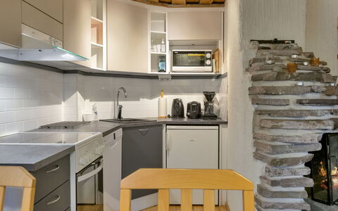Luppokero 1: Interior Design, Flooring, Möbel, Decke, Holz, Fussboden, Beleuchtung, Zimmer, Light Fixture, Countertop
