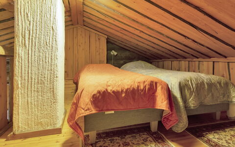 Luppokero 1: Schlafzimmer, Holz, Bett, Fussboden, Interior Design, Flooring, Bettdecke, Decke, Bedding, Möbel