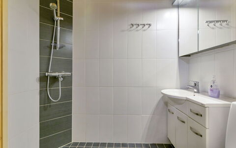 Luppokero 1: Badezimmer, Armatur, Flooring, Interior Design, Wand, Fussboden, Toilette, Bad Sink, Toilleten Sitz, Zapfhahn