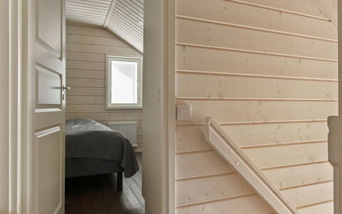 Himoksen Keiju 1: Bett, Möbel, Schlafzimmer, Interior Design, Bedding, Bettdecke, Flooring, Holz, Fussboden, Zimmer