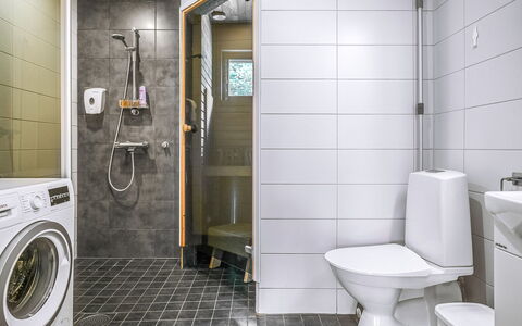 Himoksen Keiju 1: Bett, Möbel, Schlafzimmer, Interior Design, Bedding, Bettdecke, Flooring, Holz, Fussboden, Zimmer