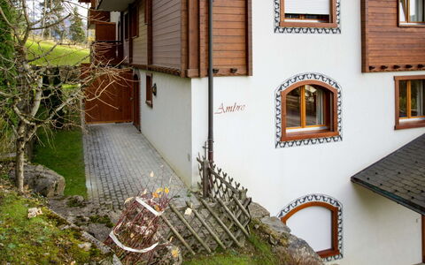 Villars 761: Pflanze, Gebäude, Fenster, Holz, Gelb, Nachbarschaft, Wohngebiet, Hütte, Treppe, Urban Design