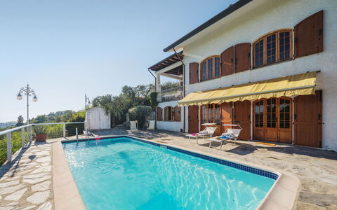 Villa Mistral: Holz, Beleuchtung, Interior Design, Flooring, Fussboden, Wohnzimmer, Grundeigentum, Hartholz, Tabelle, Strahl