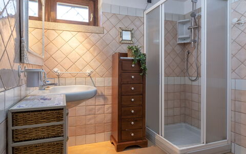 Valentina: Flooring, Interior Design, Armatur, Fussboden, Holz, Badezimmer, Installation, Zimmer, Bad Sink, Fliese