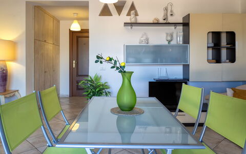 Robby: Möbel, Interior Design, Flooring, Wand, Tabelle, Stuhl, Holz, Fussboden, Esszimmer, Decke