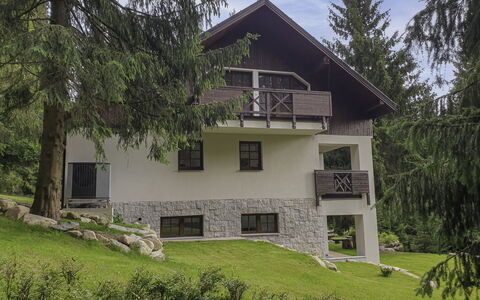 Harrachov 130: Schnee, Himmel, Berg, Fenster, Wolke, Gebäude, Haus, Steigung, Baum, Hütte