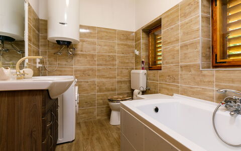 Liget: Badewanne, Armatur, Zapfhahn, Eigentum, Badezimmerschrank, Gebäude, Holz, Badezimmer, Interior Design