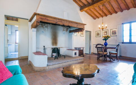 Scaletta + Girasole: Tabelle, Möbel, Eigentum, Gebäude, Couch, Blau, Holz, Interior Design, Flooring, Wohnzimmer