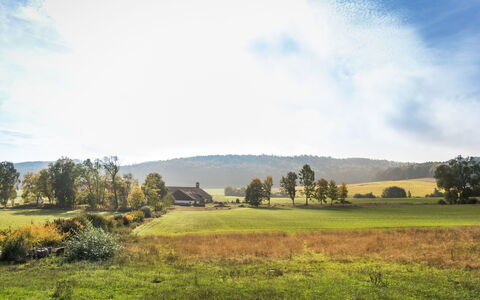 Forsthaus Gut Malberg: Schnee, Himmel, Berg, Fenster, Wolke, Gebäude, Haus, Steigung, Baum, Hütte