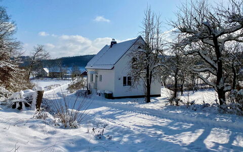 Forsthaus Gut Malberg: Himmel, Wolke, Schnee, Gebäude, Fenster, Pflanze, Haus, Baum, Natürliche Landschaft, Steigung