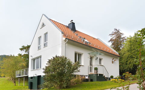Forsthaus Gut Malberg: Schnee, Himmel, Berg, Fenster, Wolke, Gebäude, Haus, Steigung, Baum, Hütte