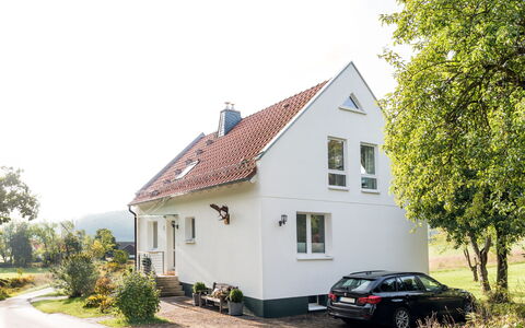 Forsthaus Gut Malberg: Schnee, Himmel, Berg, Fenster, Wolke, Gebäude, Haus, Steigung, Baum, Hütte