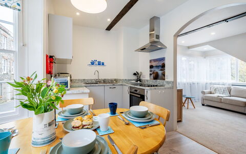 Cherry Orchard Cottage: Interior Design, Möbel, Flooring, Fussboden, Decke, Countertop, Küche, Zimmer, Wohnung, Beleuchtung
