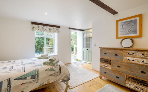 Cherry Orchard Cottage: Möbel, Interior Design, Bett, Wand, Schlafzimmer, Holz, Flooring, Decke, Fussboden, Zimmer