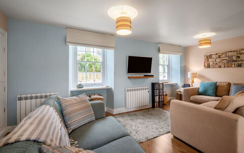 Cherry Orchard House: Möbel, Interior Design, Flooring, Fussboden, Wand, Couch, Decke, Holz, Zimmer, Wohnzimmer