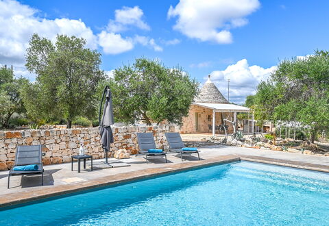 Trullo Ulivo: Wasser, Wolke, Pflanze, Himmel, Eigentum, Möbel, Schwimmbad, Blau, Azurblau, Baum