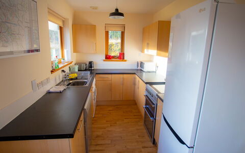 Peter'S Shed: Cabinetry, Countertop, Gebäude, Fenster, Küche, Holz, Haus, Fussboden, Flooring