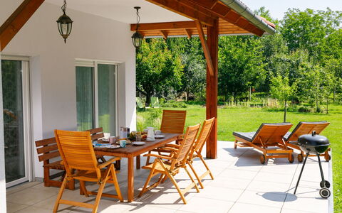 Sunstreet: Möbel, Tabelle, Eigentum, Pflanze, Schatten, Stuhl, Holz, Tisch Im Freien, Gebäude, Gartenmöbel