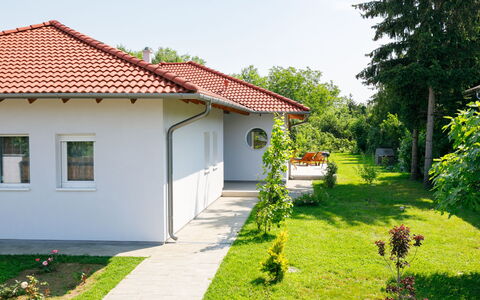Sunstreet: Pflanze, Gebäude, Himmel, Eigentum, Baum, Haus, Grundstueck, Hütte, Gras, Wohngebiet