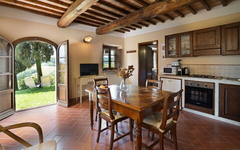 Montauto: Tabelle, Möbel, Pflanze, Holz, Stuhl, Fenster, Interior Design, Flooring, Fussboden, Wohnzimmer