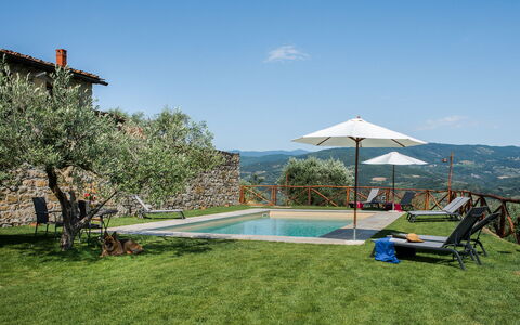 Casa San Piero: Wasser, Himmel, Pflanze, Schwimmbad, Schatten, Gartenmöbel, Baum, Regenschirm, Freizeit, Gebäude