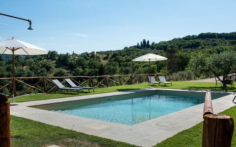 Casa San Piero: Wasser, Eigentum, Pflanze, Schwimmbad, Himmel, Azurblau, Baum, Schatten, Gewässer, Grundstueck