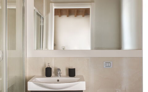 Casa San Piero: Cabinetry, Möbel, Eigentum, Spiegel, Holz, Badezimmer, Badezimmerschrank, Schublade, Interior Design, Fussboden