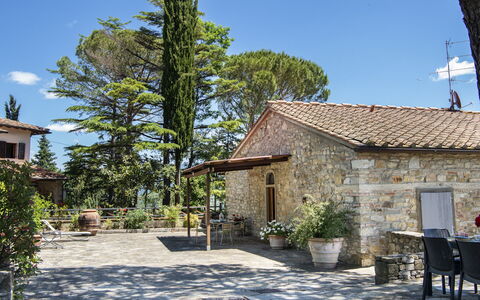 Casa San Piero: Pflanze, Himmel, Gebäude, Eigentum, Fenster, Wolke, Baum, Grundstueck, Haus, Strassenbelag