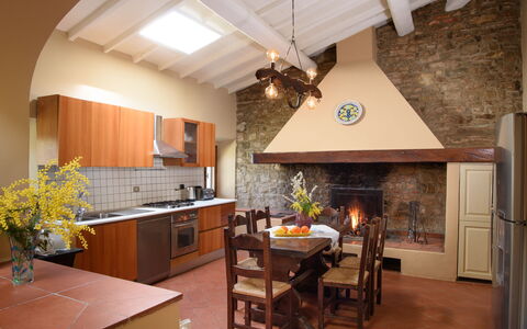 Casa San Piero: Countertop, Cabinetry, Eigentum, Möbel, Tabelle, Stuhl, Pflanze, Holz, Küche, Interior Design