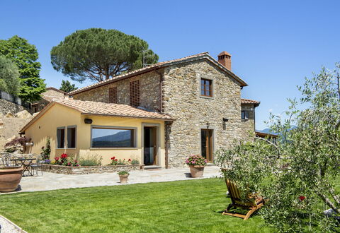 Casa San Piero: Himmel, Pflanze, Gebäude, Eigentum, Fenster, Baum, Haus, Tür, Gras, Hütte