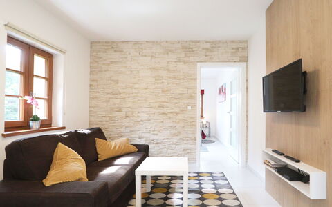 Posázaví: Möbel, Couch, Eigentum, Gebäude, Komfort, Holz, Wohnzimmer, Bilderrahmen, Interior Design, Flooring