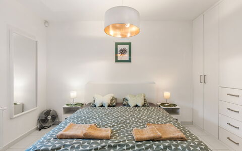 Posázaví: Möbel, Bett, Interior Design, Schlafzimmer, Wand, Bedding, Fussboden, Flooring, Bettdecke, Zimmer