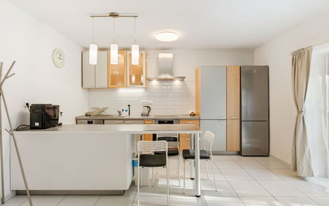 Posázaví: Möbel, Küche, Interior Design, Countertop, Flooring, Light Fixture, Cabinetry, Wand, Küchengerät, Holz