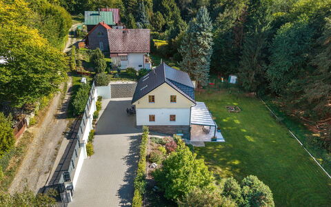 Posázaví: Haus, Wohngebiet, Hütte, Dach, Zuhause, Ländliches Gebiet, Menschliche Siedlung, Garten, Vorort, Estate
