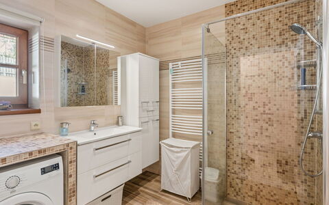 Posázaví: Badezimmer, Flooring, Interior Design, Fussboden, Armatur, Wand, Bad Sink, Badezimmerschrank, Sinken, Zapfhahn