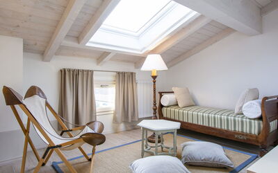 Il Giardino Segreto 640.3: Möbel, Eigentum, Gebäude, Couch, Tabelle, Komfort, Holz, Stuhl, Wohnzimmer, Interior Design