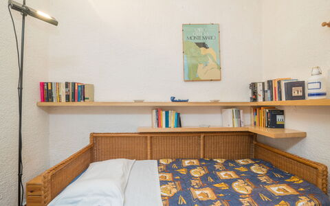 Bolina: Möbel, Eigentum, Azurblau, Interior Design, Regale, Holz, Bücherregal, Regal, Fussboden, Wand