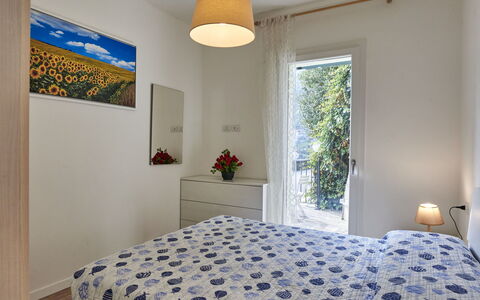 Anna: Möbel, Eigentum, Pflanze, Komfort, Azurblau, Cabinetry, Beleuchtung, Zimmerpflanze, Bett, Bettrahmen